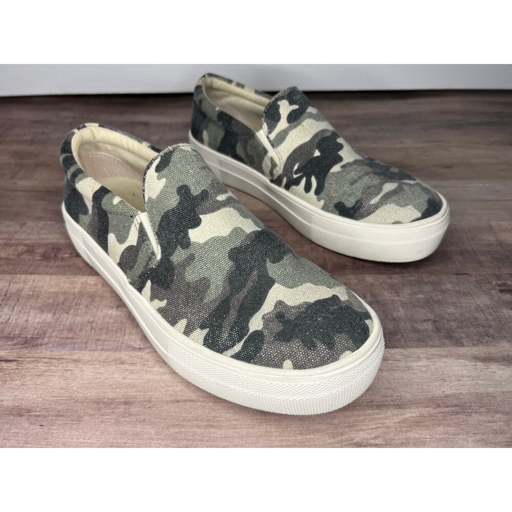 Steve Madden Woman's Camo Platform Slip On's sz 6